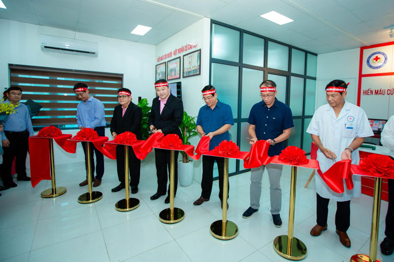 Chủ tịch C.P. Group và đại diện các cơ quan, bệnh viện cắt băng khánh thành điểm hiến máu tại Bệnh viện đa khoa nông nghiệp